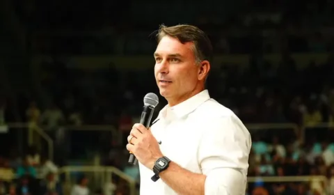 O que fez Flávio Bolsonaro aceitar a ir no debate da Band?