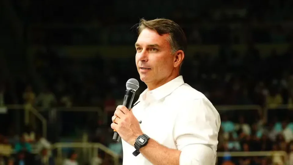 O que fez Flávio Bolsonaro aceitar a ir no debate da Band?