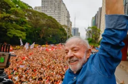 Lula está na Avenida Paulista e reúne multidão em último ato de campanha antes do segundo turno