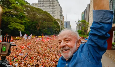 Lula está na Avenida Paulista e reúne multidão em último ato de campanha antes do segundo turno
