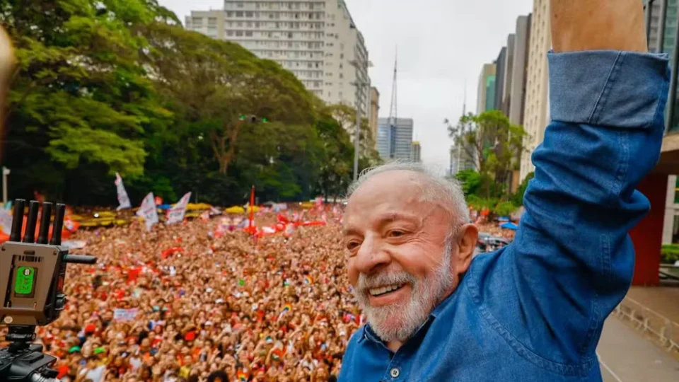 Lula está na Avenida Paulista e reúne multidão em último ato de campanha antes do segundo turno