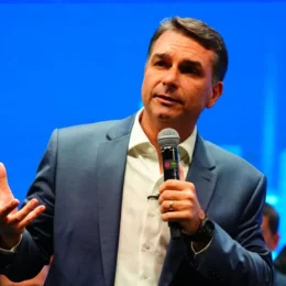Campanha de Flávio Bolsonaro pede votação até as 19h em municípios de SP, PR e SC