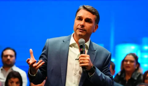 Campanha de Flávio Bolsonaro pede votação até as 19h em municípios de SP, PR e SC