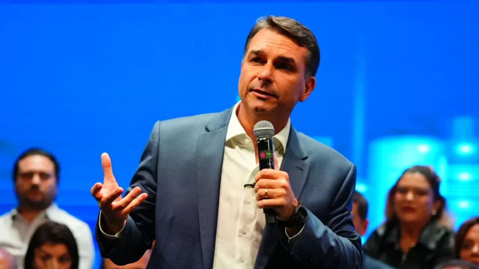 Campanha de Flávio Bolsonaro pede votação até as 19h em municípios de SP, PR e SC