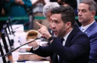 André Janones é reeleito deputado federal por MG, mas perde 160 mil votos em relação a 2022