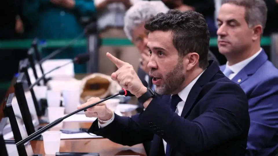 André Janones é reeleito deputado federal por MG, mas perde 160 mil votos em relação a 2022