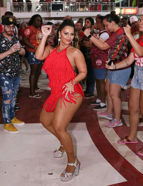 Viviane Araújo recebe declaração de amor de Guilherme Militão durante ensaio do Salgueiro, que também teve homenagem a Xangô e apresentação do Império Serrano.