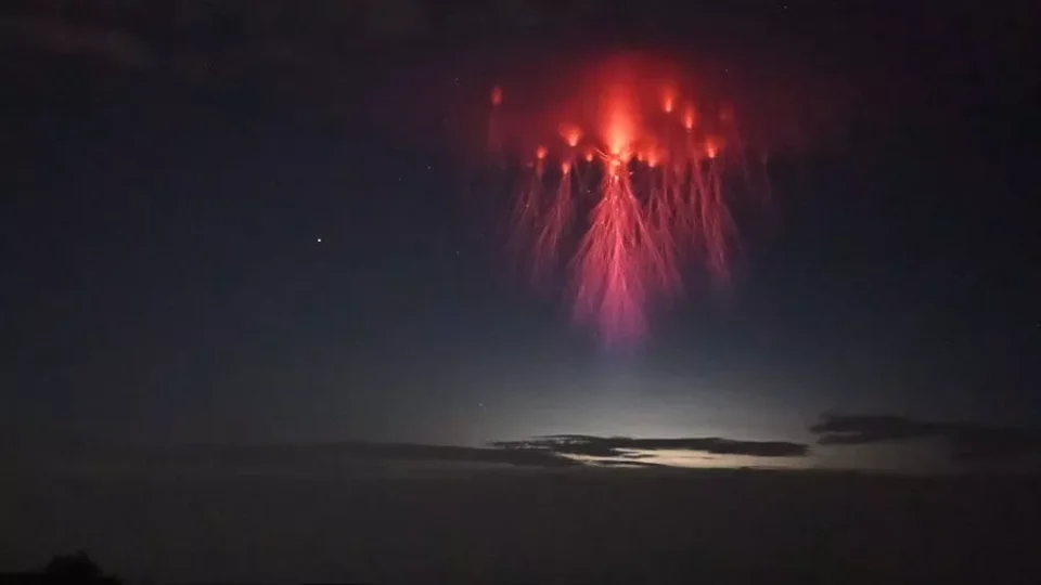 VIDEO: Água-viva elétrica no céu? Conheça os sprites, relâmpagos que surgem acima das tempestades