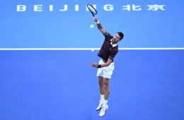 Djokovic vai à final em Pequim após desclassificação de Medvedev