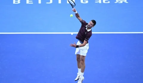Djokovic vai à final em Pequim após desclassificação de Medvedev