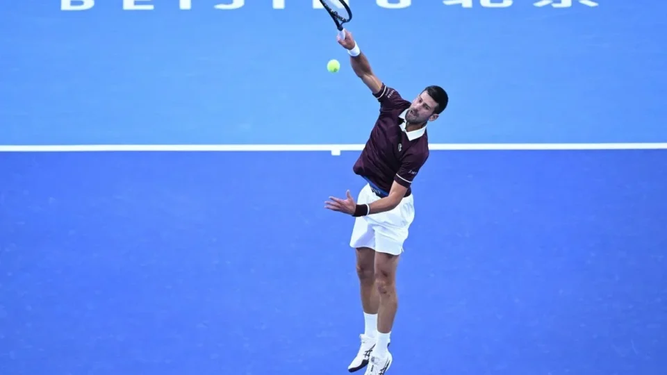 Djokovic vai à final em Pequim após desclassificação de Medvedev