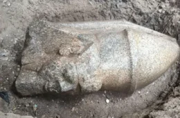 Agricultor encontra pedra misteriosa no Egito e revela estátuas de Ramsés II com mais de 3 mil anos