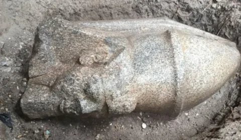 Agricultor encontra pedra misteriosa no Egito e revela estátuas de Ramsés II com mais de 3 mil anos