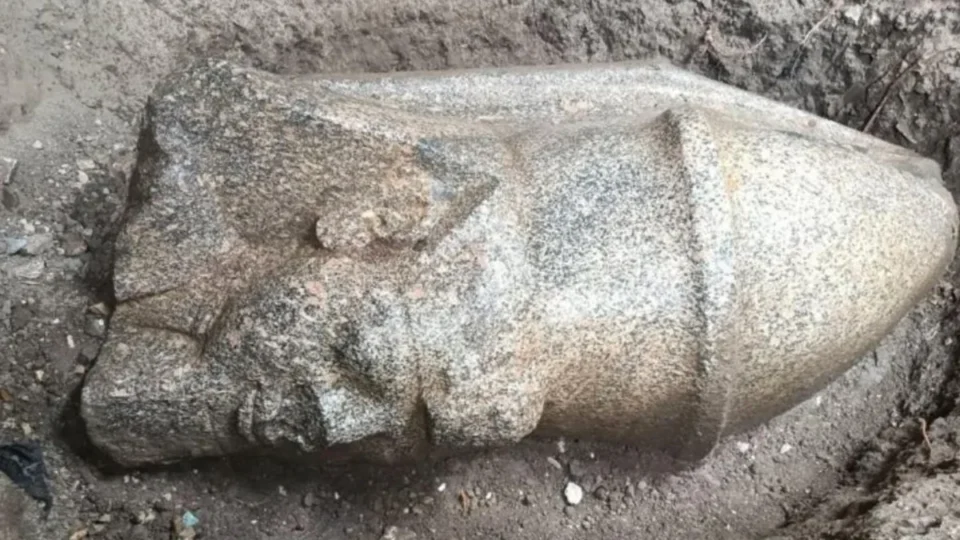Agricultor encontra pedra misteriosa no Egito e revela estátuas de Ramsés II com mais de 3 mil anos