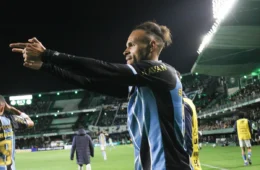 Braithwaite marca no fim, Grêmio vence o Coritiba e respira na luta contra o rebaixamento