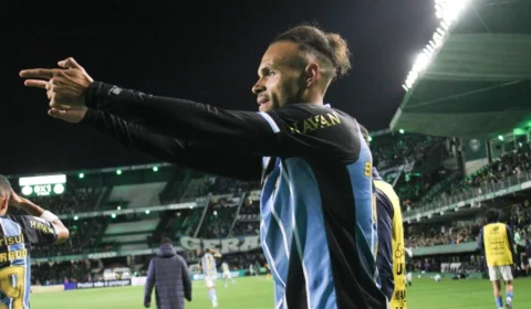 Braithwaite marca no fim, Grêmio vence o Coritiba e respira na luta contra o rebaixamento