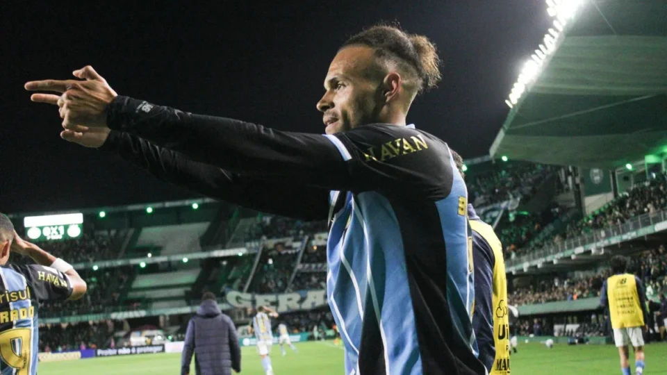 Braithwaite marca no fim, Grêmio vence o Coritiba e respira na luta contra o rebaixamento