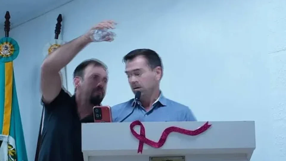 Socos e até água na cara: entenda confusão entre vereadores em sessão no RS