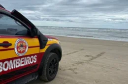 Turista alemã de 30 anos morre afogada em praia de Florianópolis após resgate