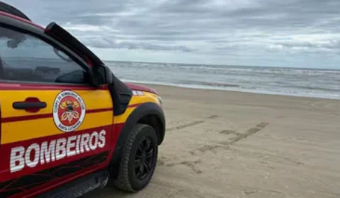 Turista alemã de 30 anos morre afogada em praia de Florianópolis após resgate