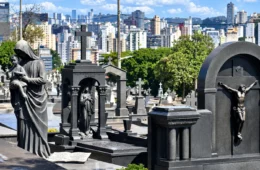 Cemitério mais antigo de BH terá passeio gratuito entre túmulos e obras de arte; veja como participar