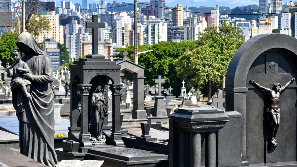 Cemitério mais antigo de BH terá passeio gratuito entre túmulos e obras de arte; veja como participar
