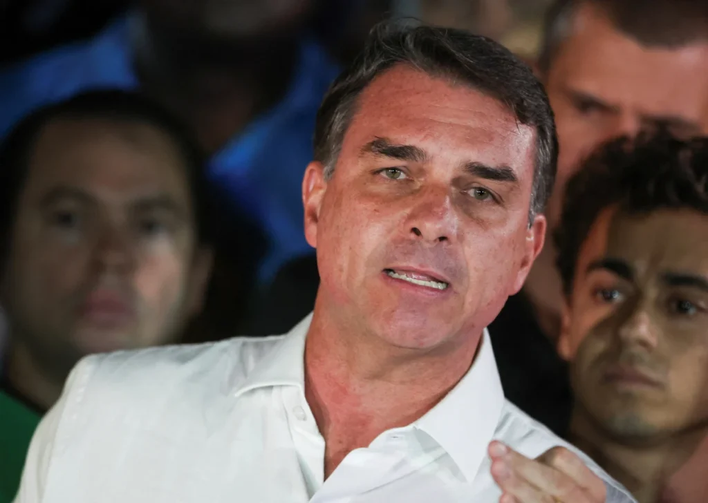 Senador foi intimado pela Polícia Federal após decisão de Alexandre de Moraes, do STF, que determinou a entrega dos passaportes em 24 horas; defesa e assessoria ainda não haviam respondido aos contatos.