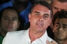 Flávio Bolsonaro ainda não entregou passaportes à PF; prazo termina nesta terça-feira