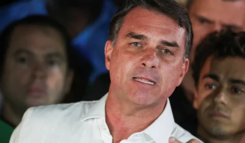 Flávio Bolsonaro ainda não entregou passaportes à PF; prazo termina nesta terça-feira