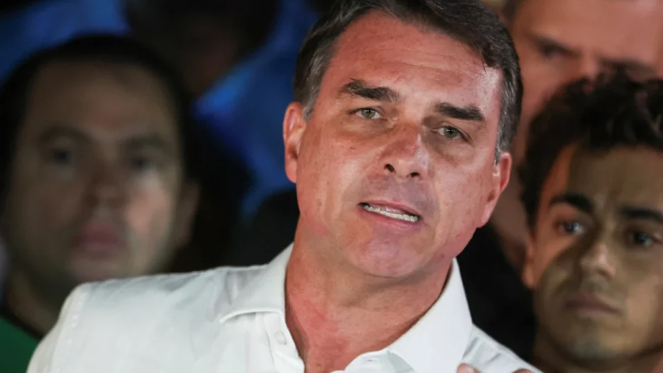 Flávio Bolsonaro ainda não entregou passaportes à PF; prazo termina nesta terça-feira