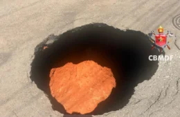 Cratera de 4 metros de profundidade se abre em via da 714 Norte