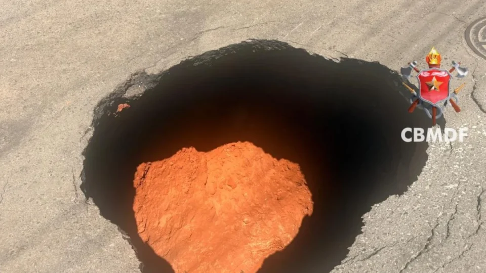 Cratera de 4 metros de profundidade se abre em via da 714 Norte