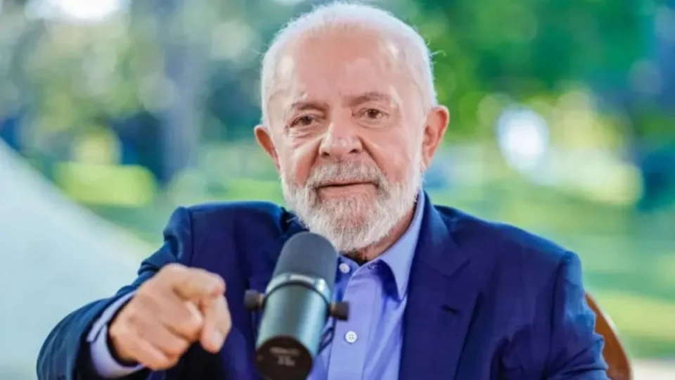 Lula desafia Flávio Bolsonaro a abrir sigilo bancário em 48h