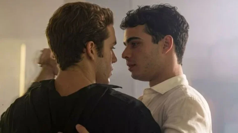 Mau Mau e Felipe se beijam pela primeira vez em “Quem Ama Cuida”