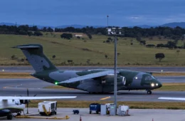 EUA deportam mais 73 brasileiros em voo que desembarcou no Aeroporto de Confins