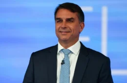 Flávio Bolsonaro recua e retira trecho em que se declarou presidente eleito; entenda
