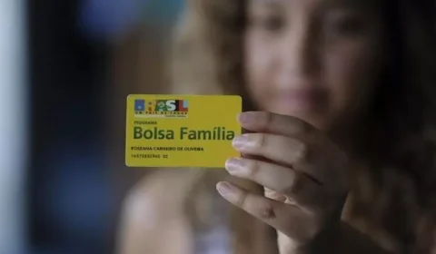 Bolsa Família: veja o que Lula e Flávio Bolsonaro prometem para o benefício