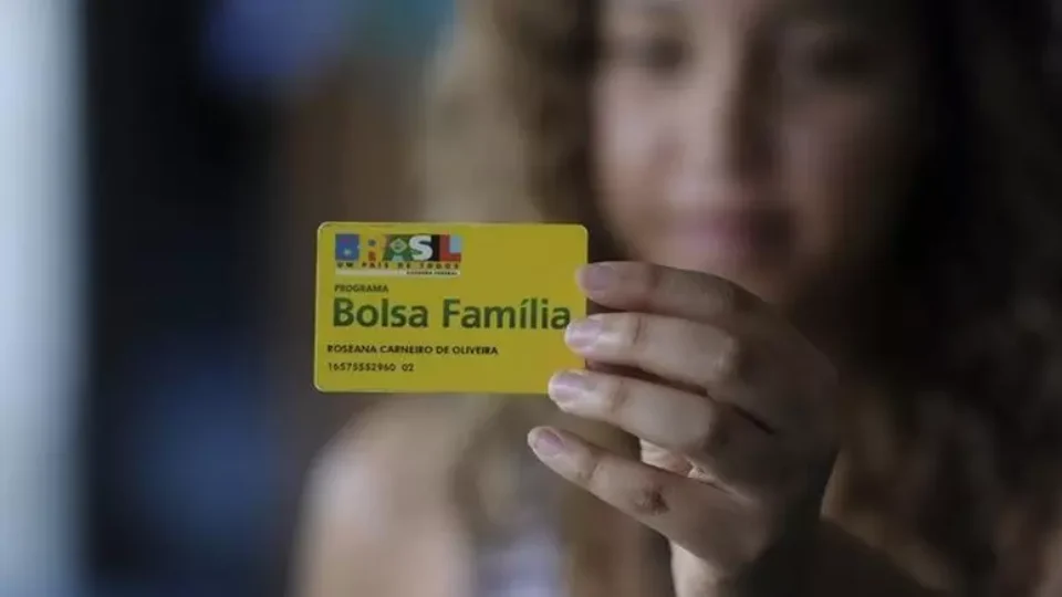 Bolsa Família: veja o que Lula e Flávio Bolsonaro prometem para o benefício