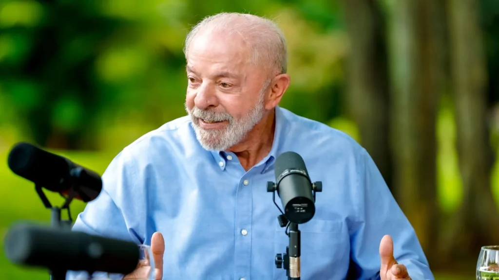 Presidente participa de entrevista ao podcast nesta quinta-feira (1º), enquanto a TV Globo realiza o último debate entre os candidatos antes do primeiro turno