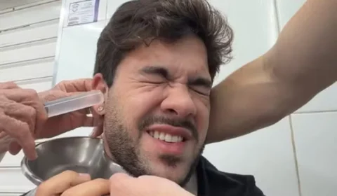 Álvaro vai parar no hospital após mosquito entrar no ouvido durante encontro