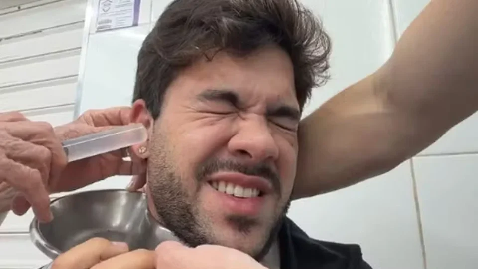 Álvaro vai parar no hospital após mosquito entrar no ouvido durante encontro