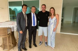 Foto mostra tabelião com Flávio Bolsonaro em mansão de R$ 6 milhões após levar escritura para assinatura