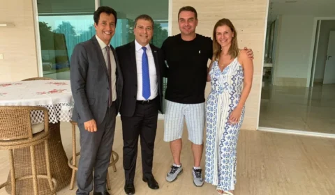 Foto mostra tabelião com Flávio Bolsonaro em mansão de R$ 6 milhões após levar escritura para assinatura
