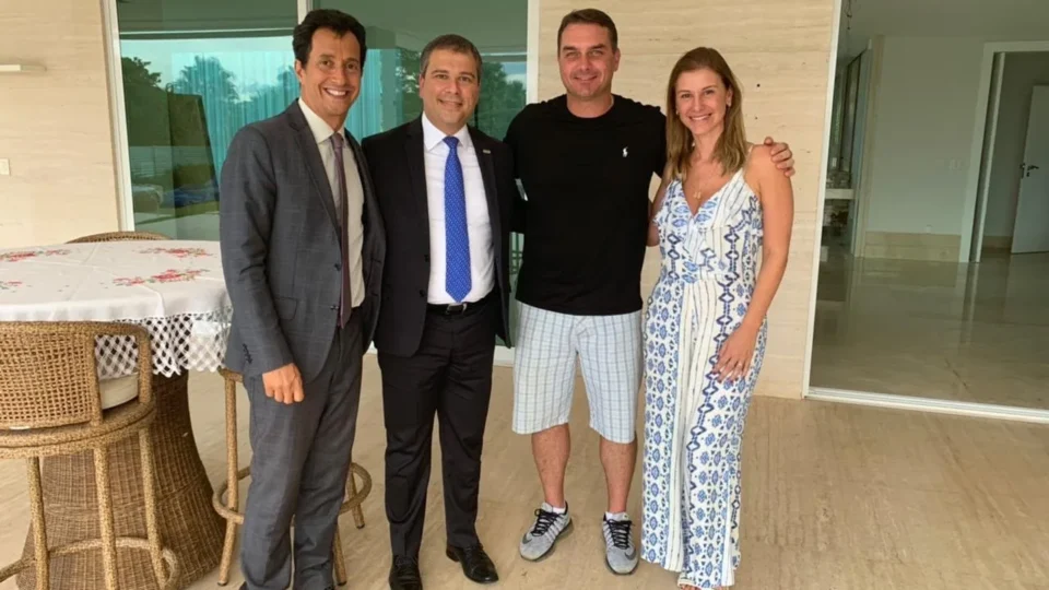 Foto mostra tabelião com Flávio Bolsonaro em mansão de R$ 6 milhões após levar escritura para assinatura