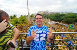 Flávio Bolsonaro chega à Barra da Tijuca e reúne apoiadores antes do segundo turno