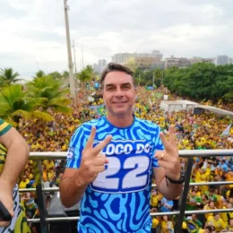 Flávio Bolsonaro chega à Barra da Tijuca e reúne apoiadores antes do segundo turno