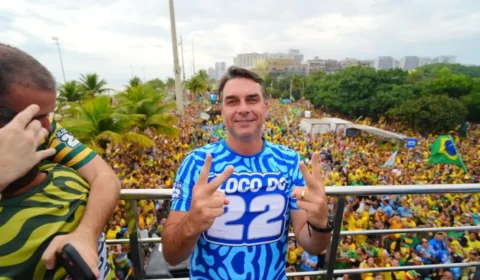 Flávio Bolsonaro chega à Barra da Tijuca e reúne apoiadores antes do segundo turno