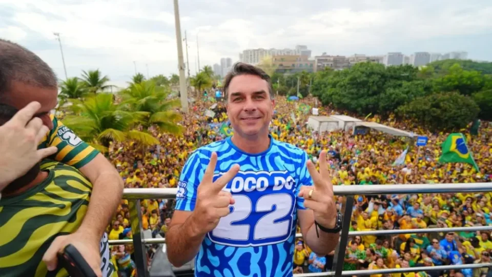 Flávio Bolsonaro chega à Barra da Tijuca e reúne apoiadores antes do segundo turno