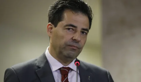 Flávio Bolsonaro vai mexer no Minha Casa, Minha Vida? Entenda a polêmica com Sachsida, coordenador econômico