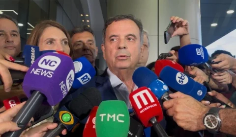 Lideranças do PL são surpreendidas por possível saída de Flávio Bolsonaro do país